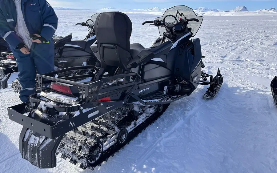 Schneemobile in Reihe auf der weißen Oberfläche eines isländischen Eiskapps
